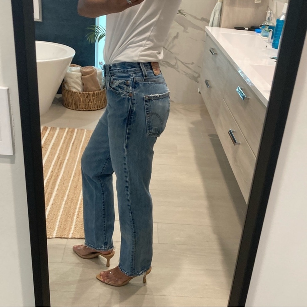 VINTAGE Levi’s 501 Men’s/Women's Blue Jeans - perfectly distressed! - Picture 3 of 12